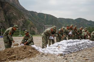 记者：巴黎有意引进加拉塔萨雷23岁右后卫博伊，枪手也曾有意